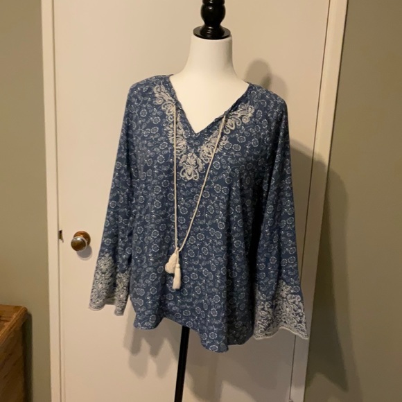 Denim and lace in this super wearable sweet top. - Picture 3 of 3